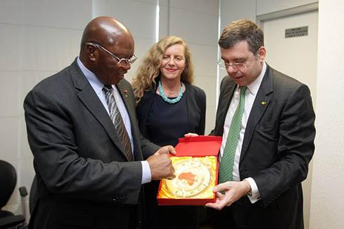 O general Lassana Palenfo, presidente da ANOCA, entrega um presente da cultura africana ao secretário Ricardo Leyser sob os olhares da Embaixadora do Ministério das Relações Exteriores Vera Cintia Alvarez / Foto: Ivo Lima