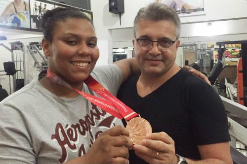 Junto com o técnico Cléber do Carmo, Sibilla exibe medalha conquistada nas Olimpíadas Universitárias em 2015  / Foto: Divulgação