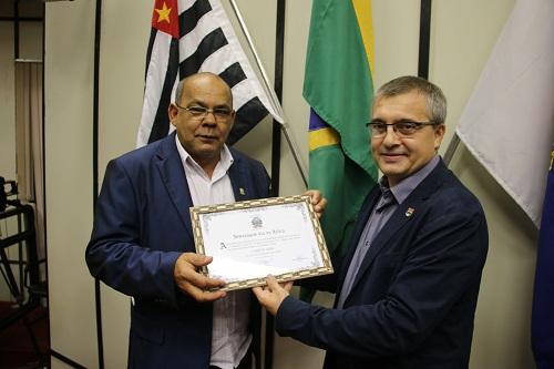 Ribeirão-pretano foi um dos 26 selecionados para receber diplomas de gratidão a serviços prestados ao município / Foto: Martinez Comunicação