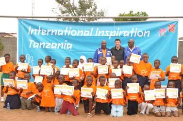 O presidente do Comitê Organizador,  Seb Coe, testemunha benefícios do programa Inspiração Internacional, em viagem à Tanzânia / Foto: Divulgação 