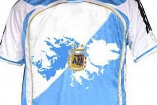 Segundo a deputada Kirchnerista, o projeto do escudo nas camisetas será uma maneira pacífica dos direitos argentinos em relação as Ilhas  / Foto: Divulgação