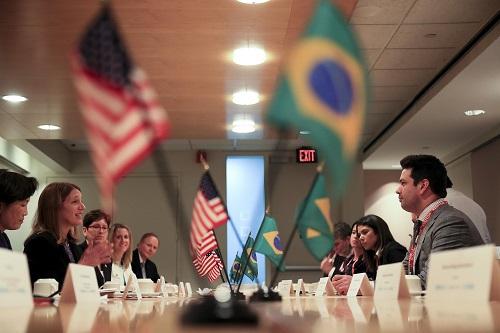 Ministro Leonardo Picciani durante reunião com a secretaria de Saúde Sylvia Mathews Bruwell / Foto: Roberto Castro/ME