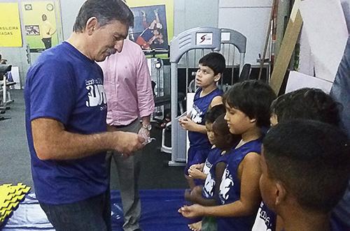 Momir Petkovic distribui presentes para as crianças da Escolinha CAIXA de Luta / Foto: Divulgação