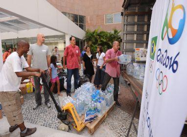 Em apenas três dias, o Comitê Organizador Rio 2016 recebeu seis toneladas de donativos para as vítimas das enchentes / Foto: Publius Virgilius
