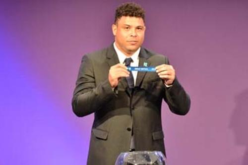 Ronaldo foi um dos escolhidos para conduzir o sorteio das chaves do futebol, em Londres / Foto: Divulgação