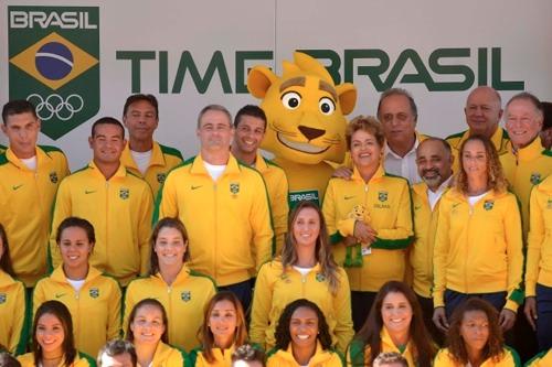 Parte do Time Brasil com a presidente Dilma, na apresentação oficial do Mascote/ Foto: Marcello Dias / Estadão Conteúdo