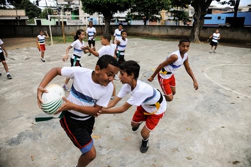 Alunos da sexta série da escola Guimarães Rosa, no Rio, jogam rugby / Foto: Rio 2016 / Alex Ferro Alunos da sexta série da escola Guimarães Rosa, no Rio, jogam rugby / Foto: Rio 2016 / Alex Ferro