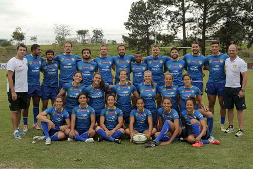 Atletas das seleções masculina e feminina com integrantes da comissão técnica antes do Pan de Toronto 2015/ Foto: João Neto/Fotojump/Divulgação