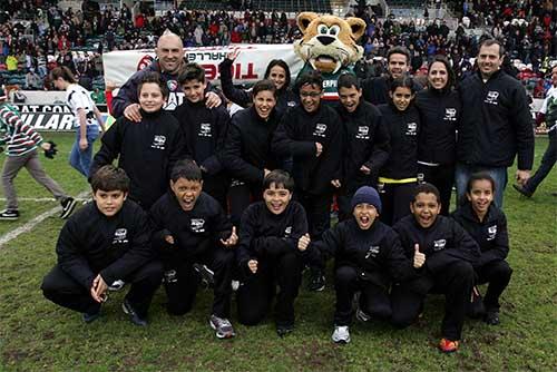 Grupo dentro do campo na semifinal da liga inglesa / Foto: British Council/Divulgação Grupo dentro do campo na semifinal da liga inglesa / Foto: British Council/Divulgação