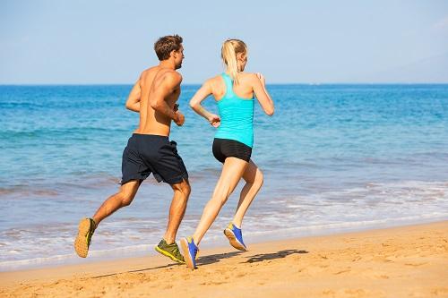 Fisioterapeuta especialista em ortopedia e traumatologia afirma que correr descalço na praia é a prática mais indicada / Foto: Divulgação
