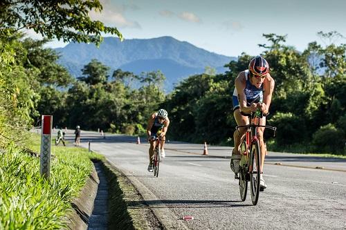 Os dois melhores amadores da prova em 2015, Fellipe Santos e Luís Ohde prontos para medir forças com atletas mais versáteis do triathlon / Foto: Rafael Dalalana