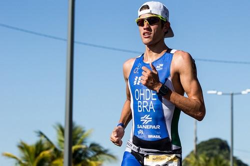 Luís Ohde cruza em nono lugar o percurso half-Ironman nas águas cristalinas do nordeste brasileiro / Foto: Rafael Dalalana