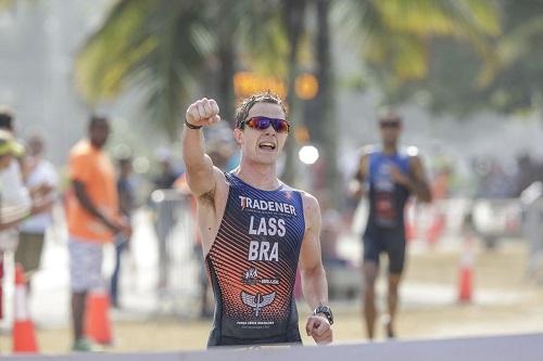 Paranaense comemora 14º lugar em sua estreia no maior circuito mundial de triathlon de longa distância / Foto: Divulgação