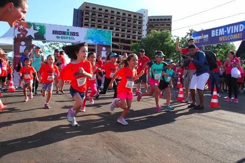 Maior prova de triatlo do mundo reunirá mil atletas no domingo, a partir das 6h. Neste sábado será a vez do IRONKIDS / Foto: Fábio Falconi/Unlimited Sports Maior prova de triatlo do mundo reunirá mil atletas no domingo, a partir das 6h. Neste sábado será a vez do IRONKIDS / Foto: Fábio Falconi/Unlimited Sports