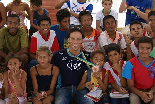 Juraci Moreira com as crianças / Foto: Divulgação