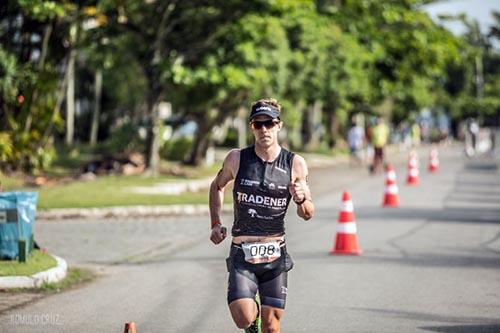 Triatleta na corrida / Foto: Rômulo Cruz