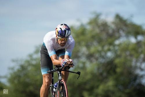 Triatleta brasileiro tem bom retorno em sua primeira competição após a cirurgia no braço. Próximo compromisso será em Frankfurt, na Alemanha / Foto: Romulo Cruz