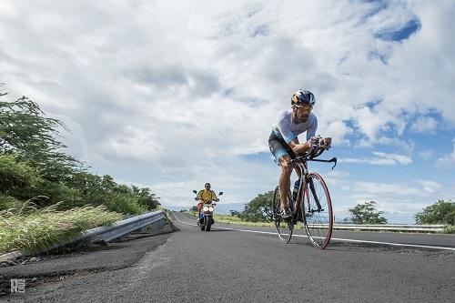 Triatleta brasileiro já treina no arquipélago havaiano desde o início da semana focado na prova do dia 8 de outubro / Foto: Romulo Cruz