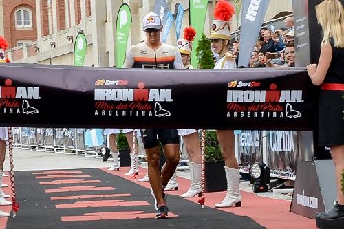 Triatleta catarinense conquistou a terceira posição no Ironman Mar del Plata e agora aguarda a confirmação da vaga antecipada para o mundial de 2018 / Foto: Ironman/EventLive