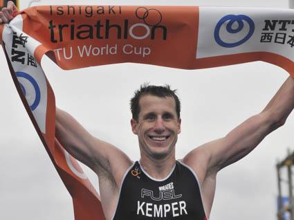 O norte-americano Hunter Kemper foi o grande vencedor do 2011 Ishigaki ITU Triathlon World Cup, disputada na madrugada de domingo, dia 17 de Abril, no Japão / Foto: Divulgação