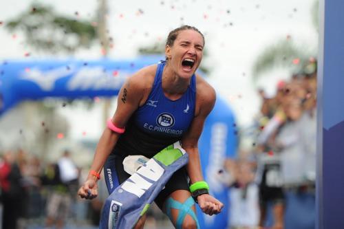 Ariane Monticelli comemorando o título do Ironman 360 / Foto: Reprodução / Youtube