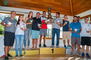 Campeões do Paulista erguem o troféu / Foto:Will Carrara