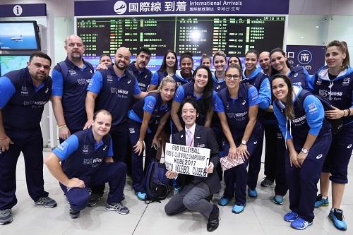 O time comandado pelo técnico Luizomar desembarcou no aeroporto de Osaka na manhã desta sexta-feira (5) e seguiu para a cidade-sede do Mundial / Foto: Fotojump