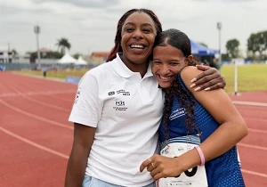 Geovana Monteiro recebe instruções de Rosângela Santos antes do revezamento 4x100m