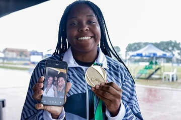 Marya Eduarda conquista ouro no arremesso de peso em homenagem à mãe
