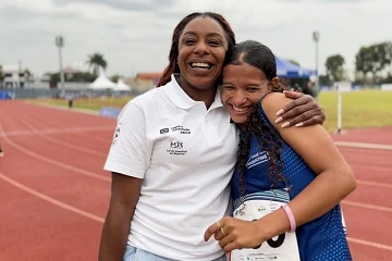 Geovana Monteiro recebe instruções de Rosângela Santos antes do revezamento 4x100m