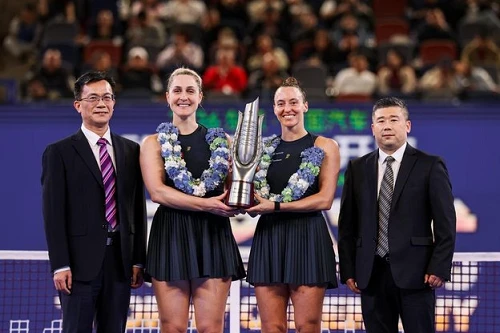 Luisa Stefani conquista título em Wuhan e se torna a número 1 do ano ao lado de Dabrowski