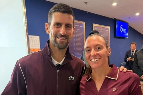 Luisa Este celebra vitória e encontra Djokovic em Pequim