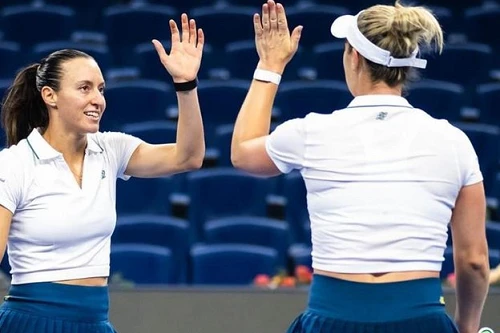 Luisa Stefani e Dabrowski avançam à semifinal em Pequim