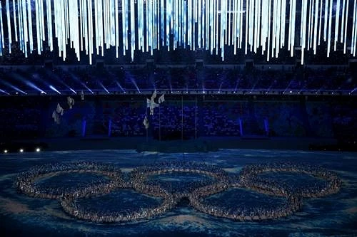 Dançarinos formam os aros Olímpicos na cerimônia de encerramento dos Jogos Olímpicos de Inverno Sochi 2014 / Foto: Getty Images