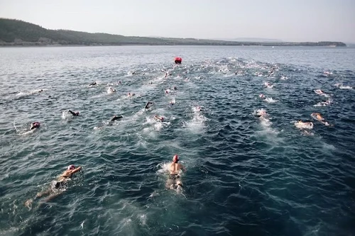 Desafio Speedo reúne mais de 2 mil nadadores em São Sebastião