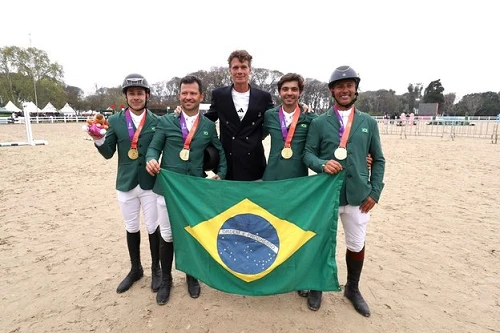 Brasil conquista ouro no hipismo completo e vaga no Pan
