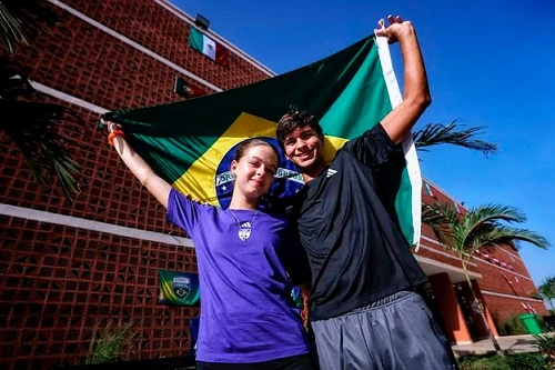 Anna Katharina Brukhnova e Luiz Daniel Moura serão porta-bandeiras em Dakar 2026
