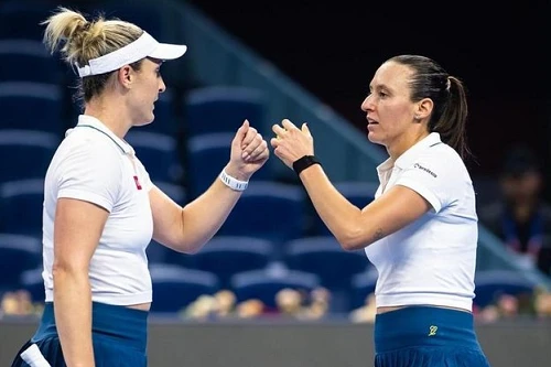 Luisa Stefani vence na estreia e avança às quartas em Wuhan