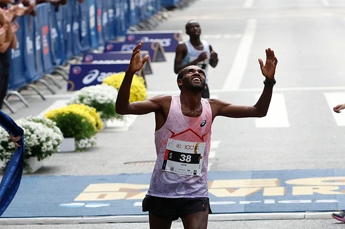O etíope Muse Gizachew surpreendeu ao arrancar nos metros finais e ultrapassar o queniano Jonathan Kipkoech na reta de chegada / Foto: Vega Sports