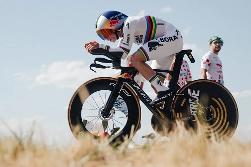 Evenepoel brilha e vence contrarrelógio no Tour de France